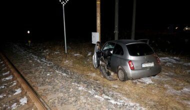 PILDID ⟩ Tartu lähedal raudteeülesõidul sõitis auto rongile ette