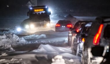 Rootsis lendas buss kummuli, on kümneid vigastatud tudengeid