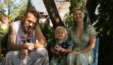 VIDEO ⟩ «Ma tahan selle kohvi peale kulutada!» Rastapere sattus taas kriitikatule alla, sest keelas lapsel piima juua