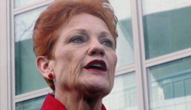 VIDEO ⟩ Austraalia paremäärmuslasest senaator marssis burkas parlamenti