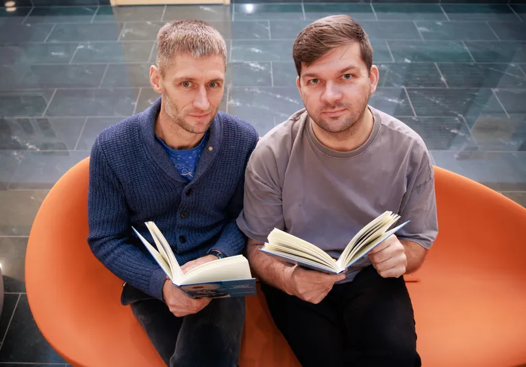 Kutsusime Kristjan Puusilla (vasakul) Pärnu Postimehe toimetusse, suunates fookuse temale kui luuletajale. Küsimusi esitas Lauri Habakuk.