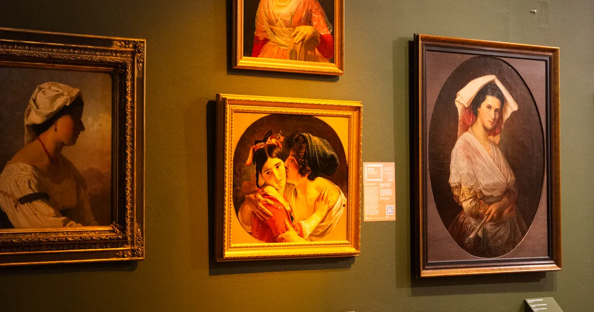 GALERII ⟩ Miks on Kumus mõned teosed valgustatud oranži valgusega?