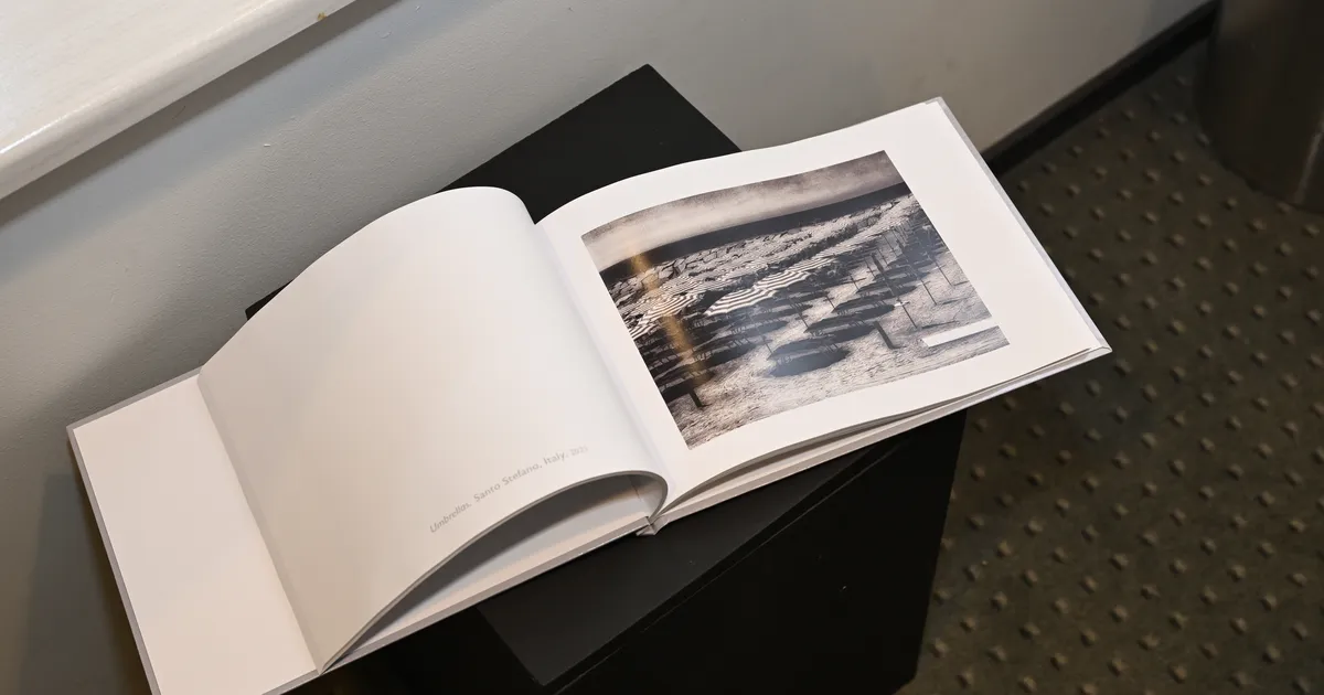 GALERII ⟩ Küüni galeriis näeb newyorklase Pärnust mõjutatud fotokunsti