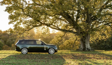 luksus, kus autojuhtimine, alkoholi joomine ja haavlipüssist tulistamine kohtuvad ühes autos