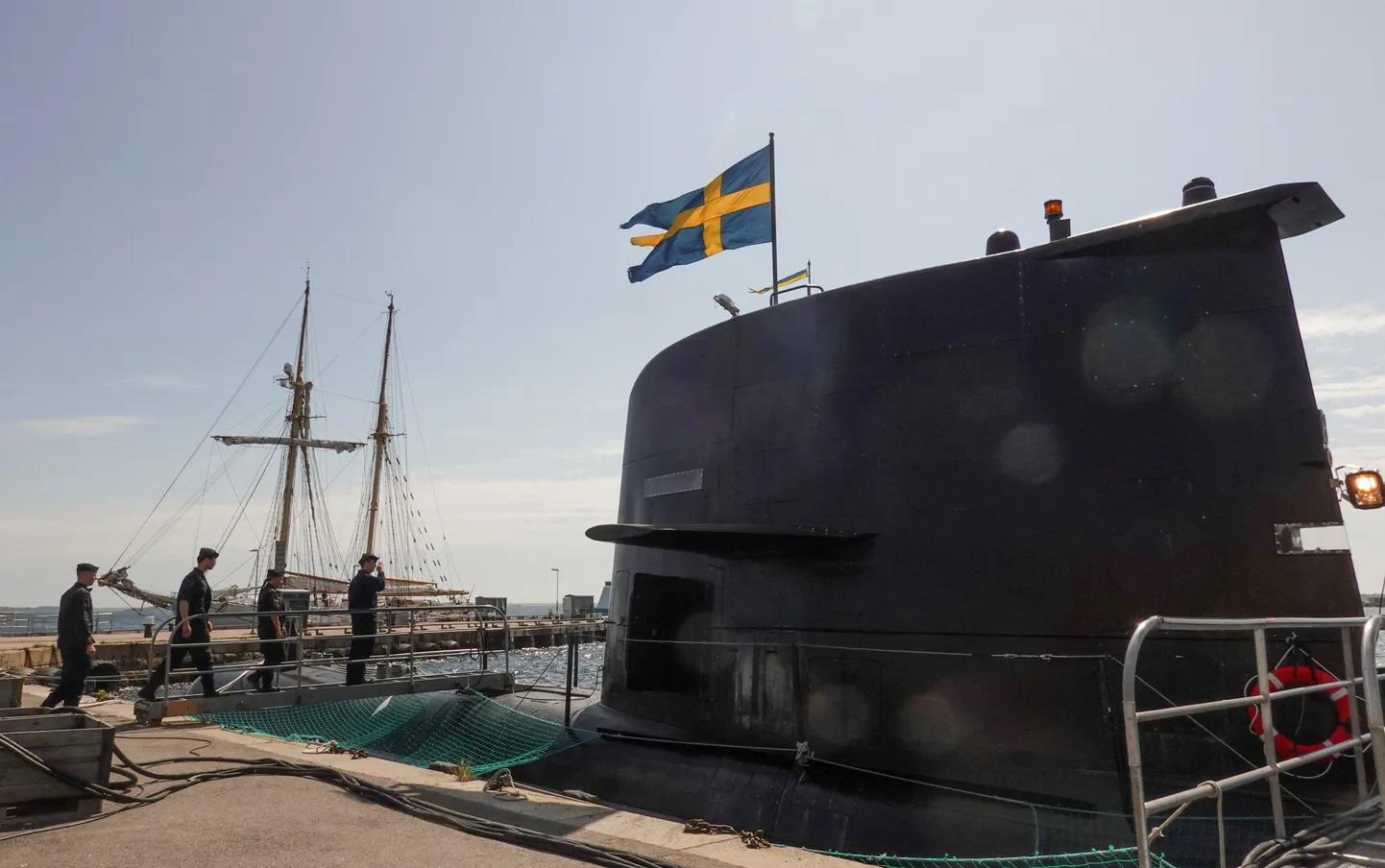 Rootsi allveelaevnikud lähevad allveelaevale HMS Gotland, mis paikneb Karlskrona mereväebaasi sadamas. Foto on tehtud 2023. aasta mais.