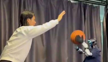 VIDEO ⟩ See robotist Hiina kossumeister põrgatab ja viskab palli täpselt korvi