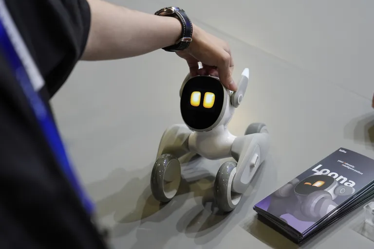 Aasta alguses tutvustati tehnoloogiamessil CES tehisintellektiga mänguasja Loona Petbot, mis on nüüd jõudmas ka kingikottidesse. Sellel on näotuvastus ja Chat GPT vestlusrobot, mida peetaksegi liiga manipuleerivaks.