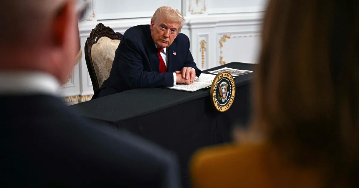 Trump tühistas kõik Bideni ajal automaatallkirjastatud dokumendid