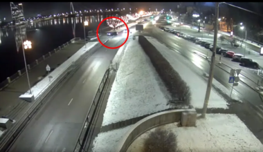 VIDEO ⟩ Riia südalinnas põrutas naine autoga Daugavasse