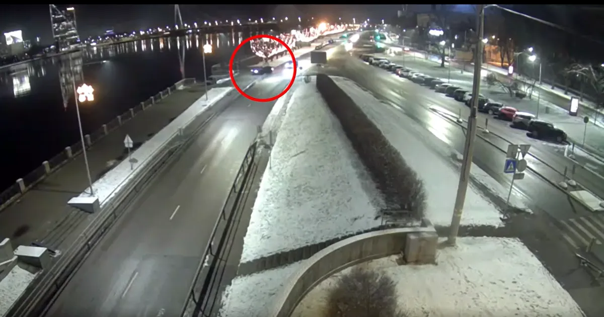 VIDEO ⟩ Riia südalinnas põrutas naine autoga Daugavasse