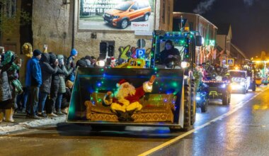 FOTOD JA VIDEO ⟩ Jõulutuledes traktorite paraad tõi Abja-Paluoja tänavatele rekordhulga inimesi