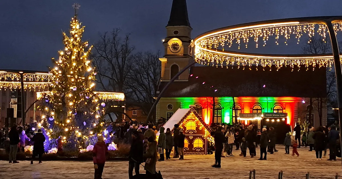 «See on kui üks valgusekiir keset pimedat aega» Võru keskväljakul süttisid jõulutuled