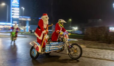 PILDID JA VIDEO ⟩ Karksi-Nuia jõuluvana saabus keskväljakule maailmameistrivõistluste hõbedatsiklil