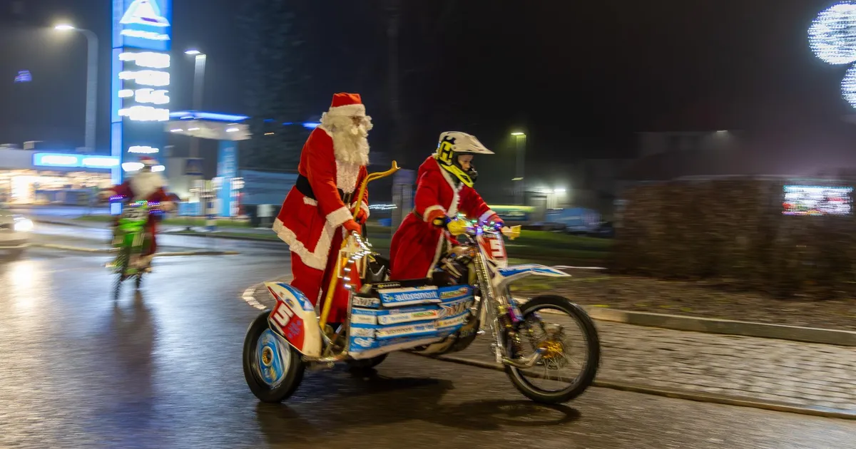 PILDID JA VIDEO ⟩ Karksi-Nuia jõuluvana saabus keskväljakule maailmameistrivõistluste hõbedatsiklil