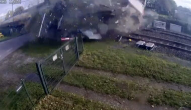 VIDEO: veok jäi raudtee ülesõidule kinni ja rong sõitis sisse