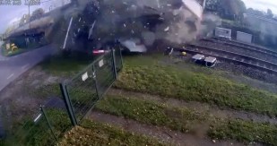 VIDEO: veok jäi raudtee ülesõidule kinni ja rong sõitis sisse