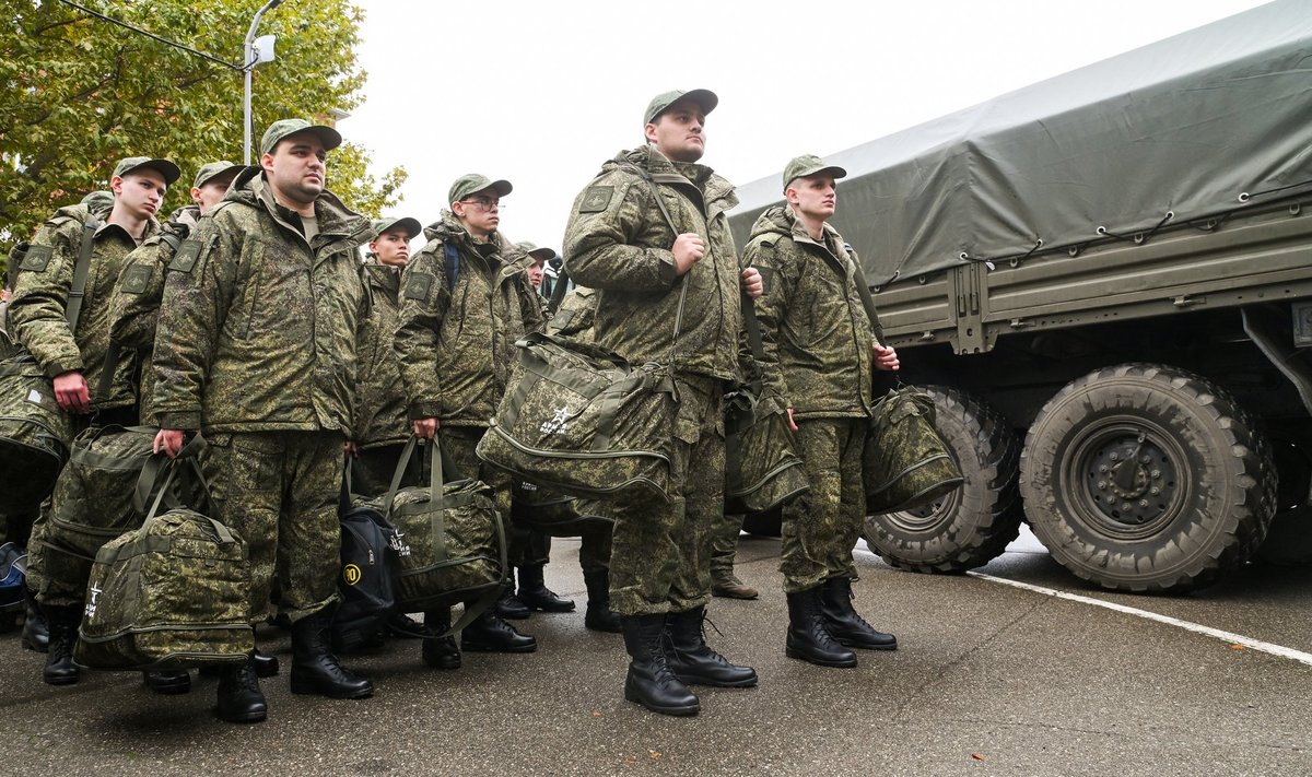 RAHAKOTT KAASAS? Kui Vene sõdur tahab, et tal oleks üldse lootust rindel ellu jääda, tasub tal olla valmis iga hetk altkäemaksu maksma.