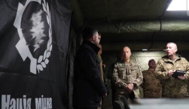 VIDEO: Ukraina president poseeris SS-sümboli kõrval