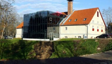 Nigeeria petukirju uskuma jäänud pärimusmuusika keskuse endine raamatupidaja peab kümneid tuhandeid omast taskust tagasi maksma