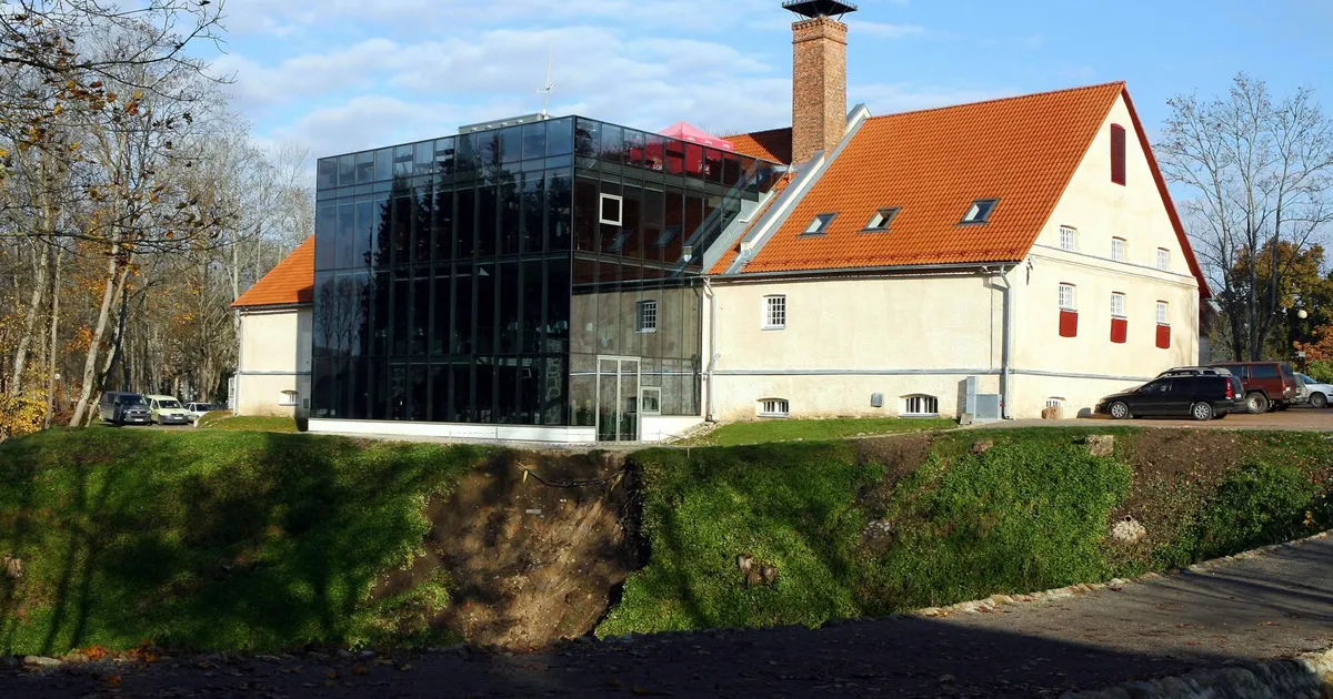 Nigeeria petukirju uskuma jäänud pärimusmuusika keskuse endine raamatupidaja peab kümneid tuhandeid omast taskust tagasi maksma