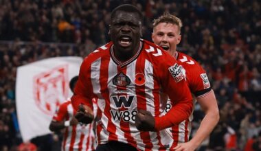 Must kass jäi jalgu! Oma poiss võttis Arsenalilt puhta puuri, käärid lisaminutitel võidu