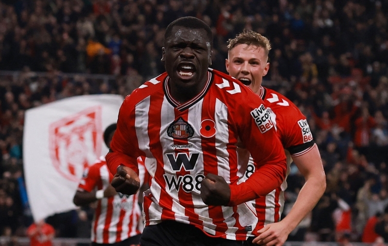 Must kass jäi jalgu! Oma poiss võttis Arsenalilt puhta puuri, käärid lisaminutitel võidu