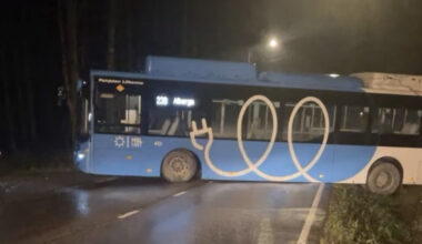 Soomes sõitis liinibuss metsa - eestinen