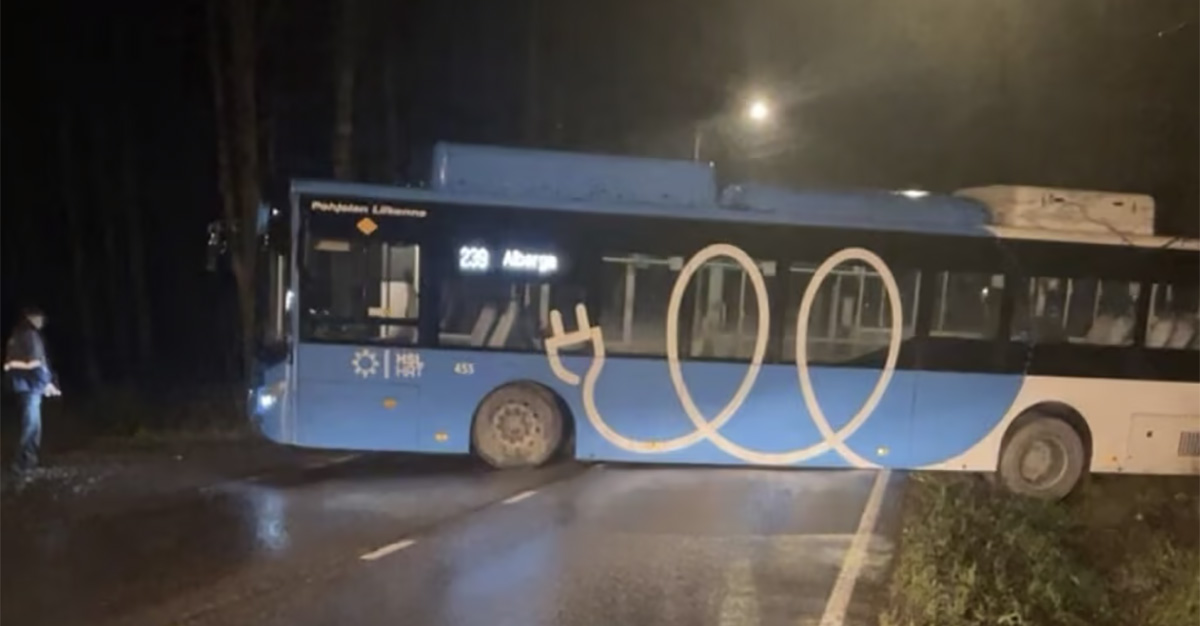 Soomes sõitis liinibuss metsa - eestinen
