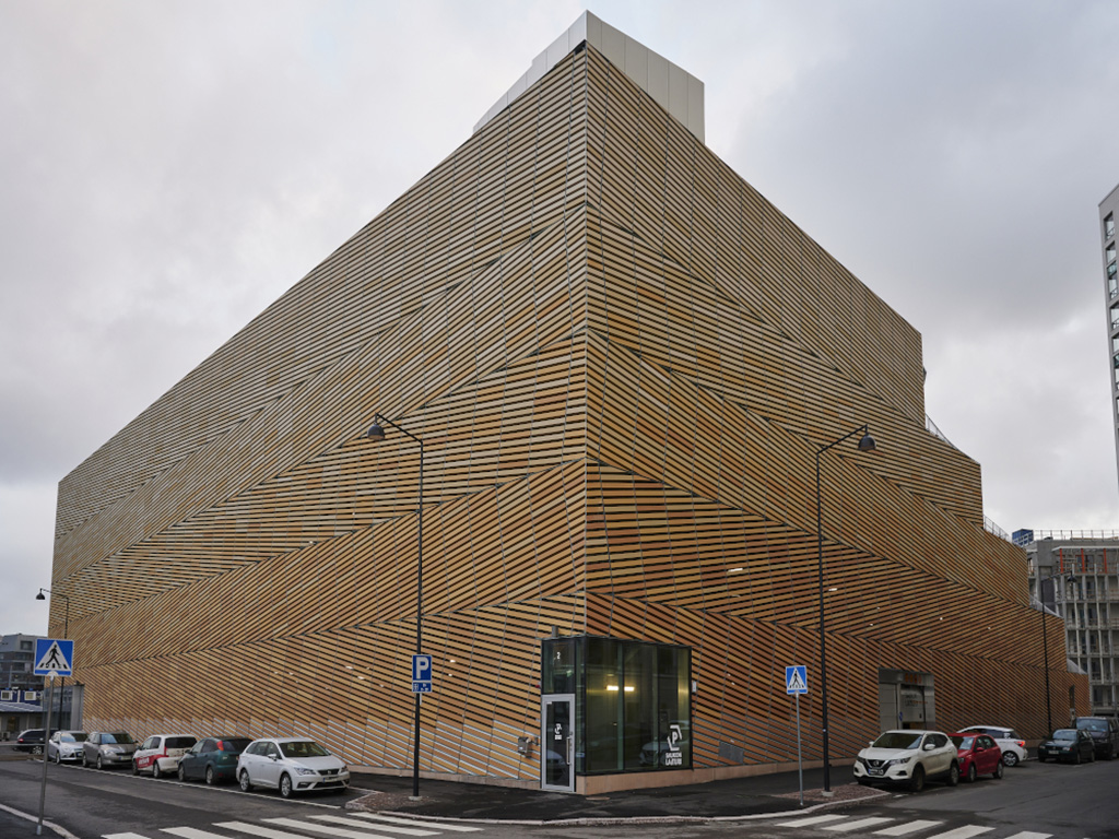 Soomes kukkus parkimismaja katuselt inimene surnuks