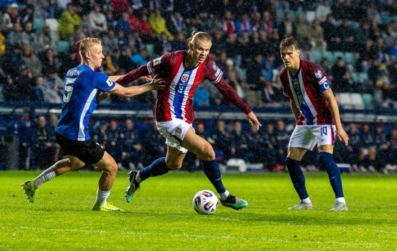 Rocco Robert Shein juunikuus takistamas Norra koondise staari Erling Haalandit. Foto: Andrei Smetana