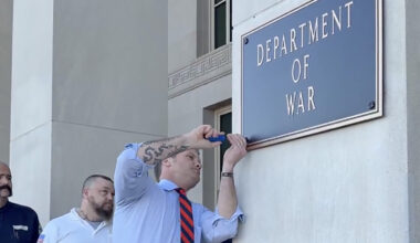 VIDEO: USA sõjaminister vahetas isiklikult asutuse sildi