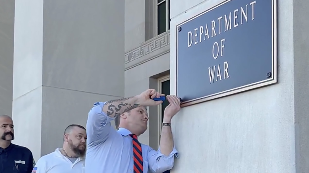 VIDEO: USA sõjaminister vahetas isiklikult asutuse sildi