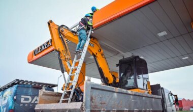 Ekskavaator jäi tankla katuse külge kinni