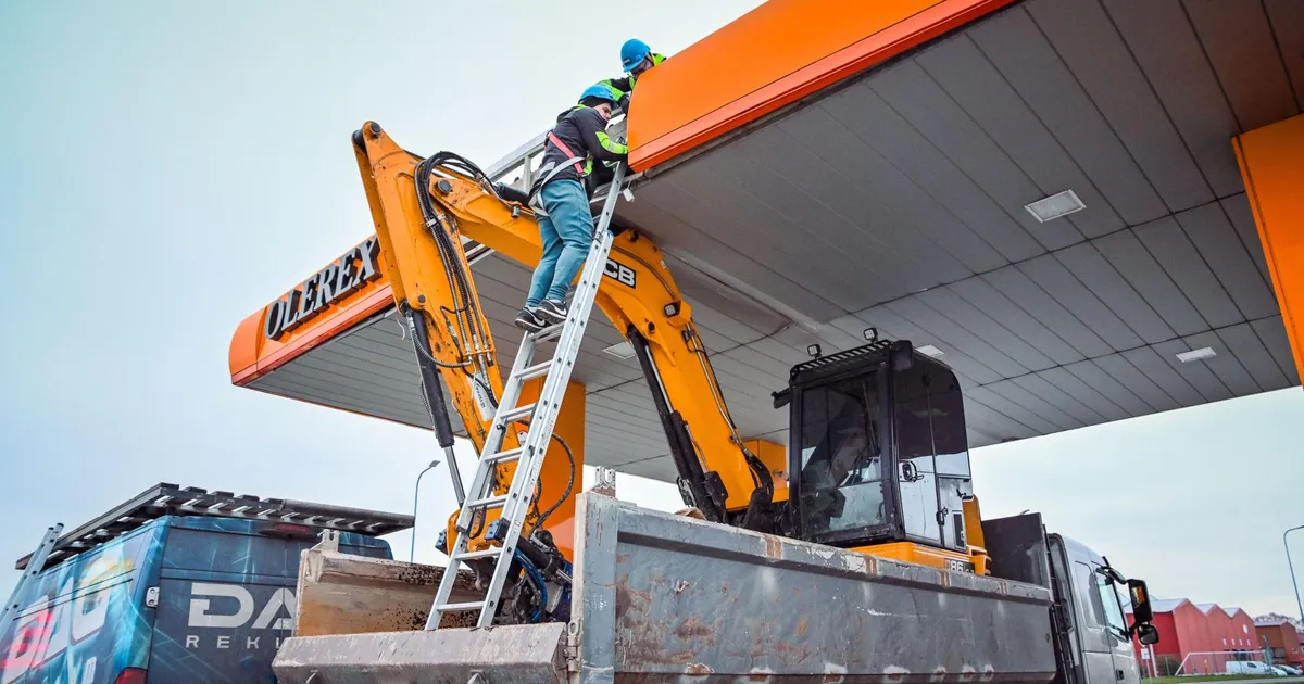 Ekskavaator jäi tankla katuse külge kinni