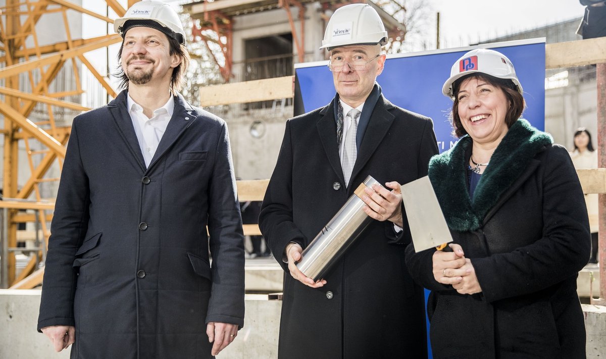 ENDISED MINISTRID: Kultuuriminister Indrek Saar, Muusika- ja Teatriakadeemia rektor Ivari Ilja ning haridus- ja teadusminister Mailis Reps Eesti Muusika- ja Teatriakadeemia saalikompleksi nurgakivi panemisel 2018 aprillis.