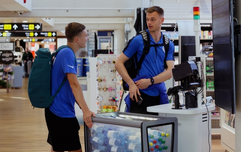 Eesti koondislased Robi Saarma ja Karl Jakob Hein lennujaamas. Foto: Brit Maria Tael