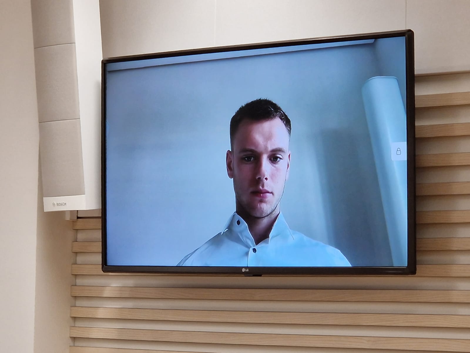 Karl Jakob Hein videosilla teel kohtuistungil osalemas. Foto: Raul Ojassaar