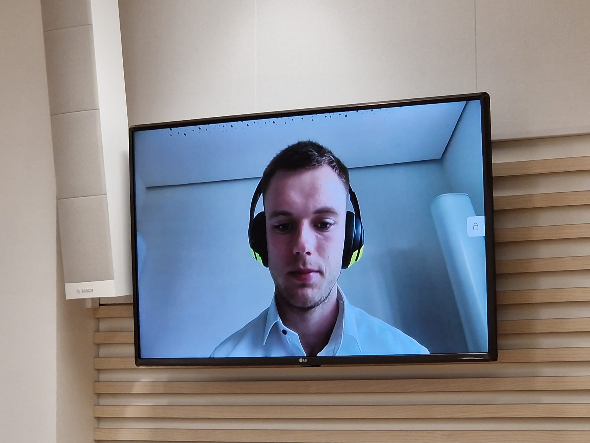 Hein sai heliühenduse paika alles kõrvaklappe kasutades. Foto: Raul Ojassaar