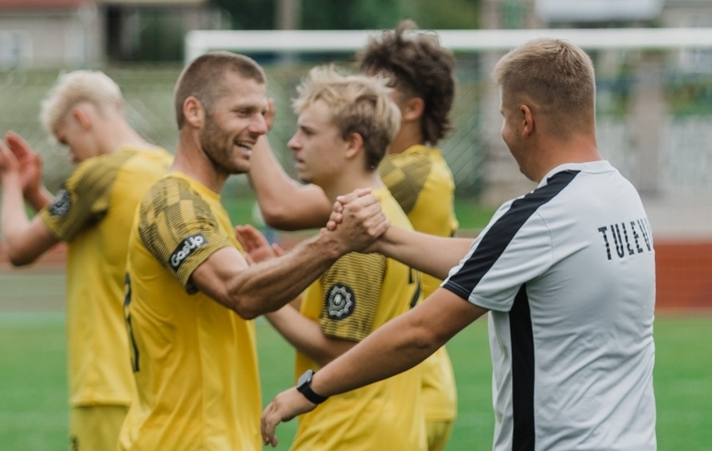 Peatreener Rait Oja ja mängiv abitreener Kaimar Saag tüürisid Viljandi Tuleviku tagasi Esiliiga B-sse. Foto: Viljandi Tulevik FB