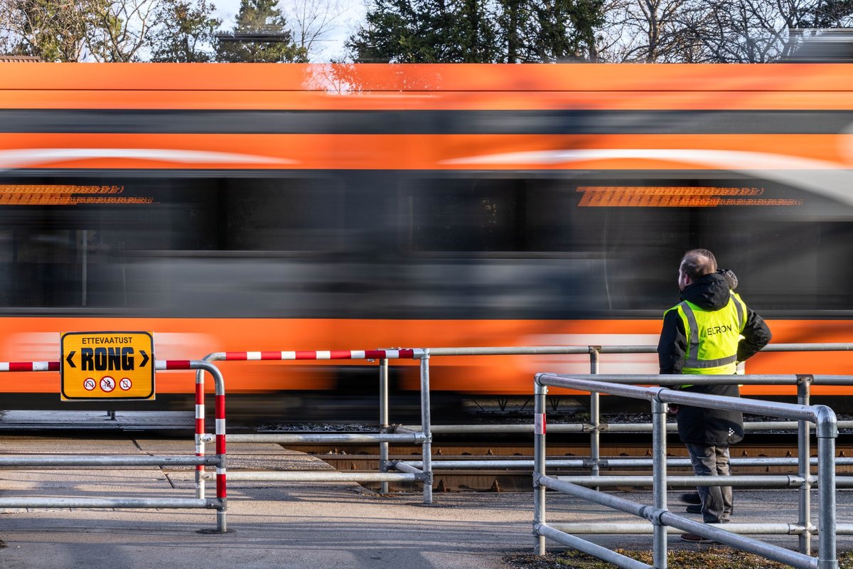 Tartumaal põrkasid kokku rong ja auto. Viimase juht viidi haiglasse