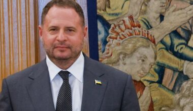 Ukraina presidendikantselei juhi kohalt tagasi astunud Jermak lubas minna rindele