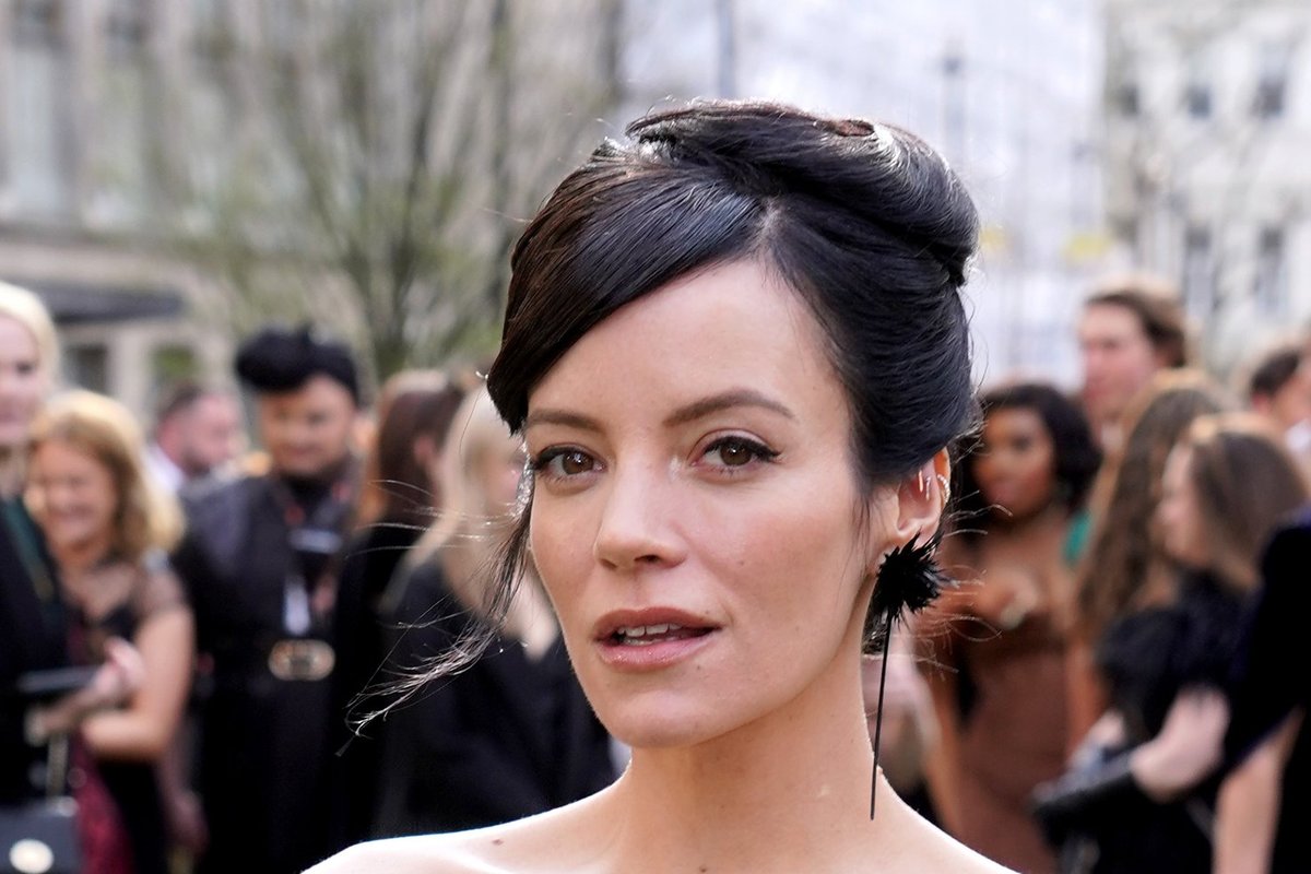 Petmine, sekslelud ja pisarad. Lily Alleni uuest plaadist räägib terve maailm