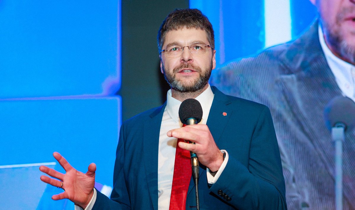 Jevgeni Ossinovski valimisööl parteikaaslastele kõnet pidamas. Sotsid tegid Tallinnas tugeva tulemuse, aga matemaatika näitas, et taktikepp on Isamaa käes.