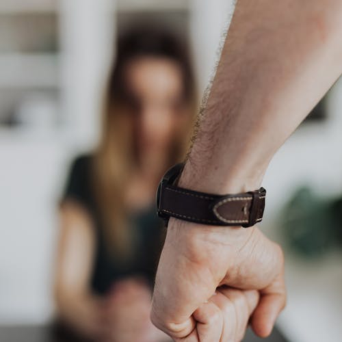 Komisjonid arutavad avalikult lähisuhtevägivalla ja ohvriabi süsteemi - Tre Raadio