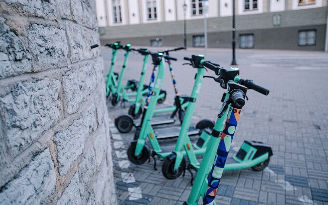 Ministeerium kavatseb karmistada kergliikuritega sõitmise reegleid alaealistele | Eesti