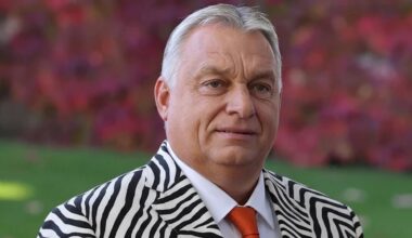 Pada sõimab katelt. Ukraina riietas korruptsiooniloenguga esinenud Orbáni sebraülikonda