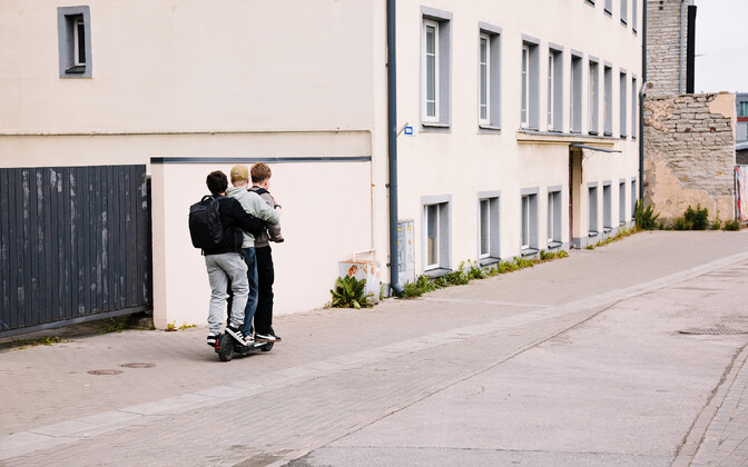 Kliimaministeerium kaalub elektritõukeratta keeldu alla 10-aastastele | Eesti