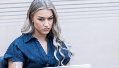 VIDEO | Flirtimine kopsaka trahviga. Kelly Sildaru kihutas Balil rolleriga, ühes käes telefon ja teises surfilaud