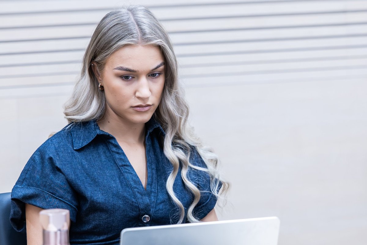 VIDEO | Flirtimine kopsaka trahviga. Kelly Sildaru kihutas Balil rolleriga, ühes käes telefon ja teises surfilaud