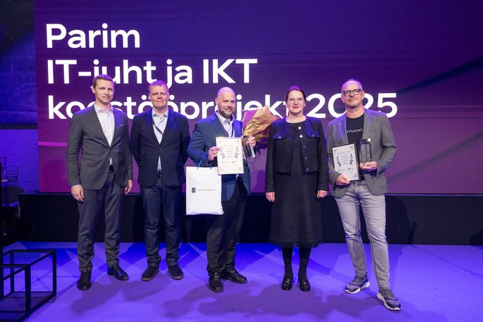 Eesti parim IT-juht on Indrek Eensaar (keskel). Parima koostööprojekti auhinna sai Future Coders.